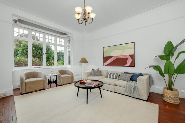 Woodland Grove, Surrey photo 4