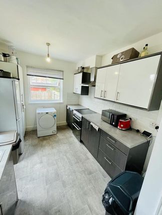 Thumbnail Shared accommodation to rent in Lealand Road, London