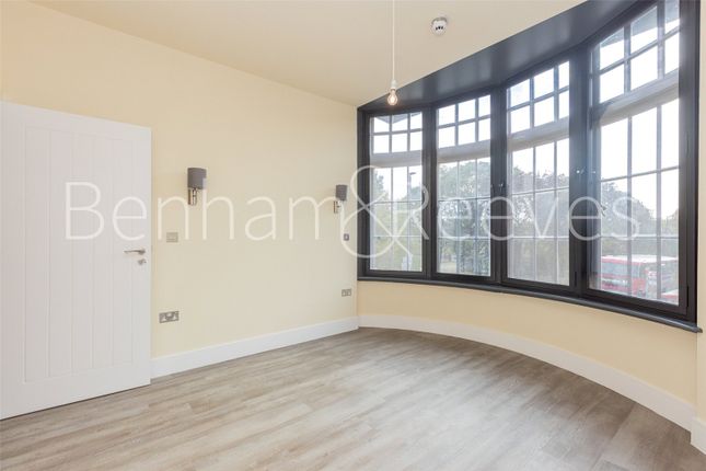 Flat 3, 2, Carlyle Road, Ealing photo 3