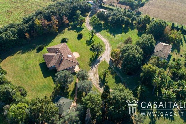 Thumbnail Villa for sale in Latina, Lazio, Italy