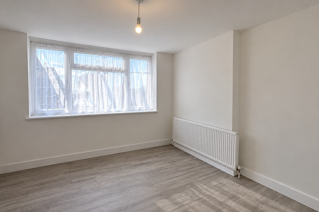27 Whitby Road, Slough photo 2