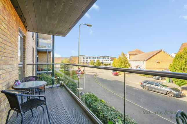 2-bed flat on Greenwood Way, Didcot, £290,000