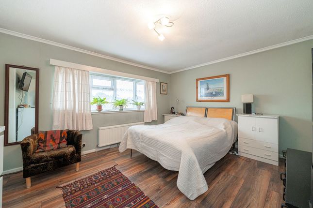 Stratton Close, Hounslow photo 4