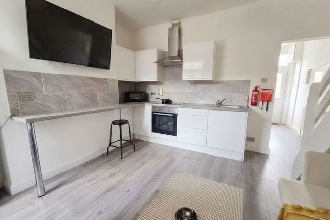 Room 2, Derby Avenue, Salford photo 2