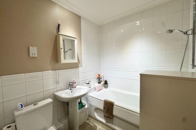Flat 2, 102, The Lakes, Aylesford photo 5