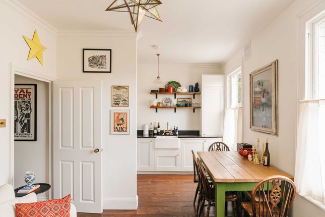 First Floor Flat 104 Colvestone Crescent, London, London photo 4