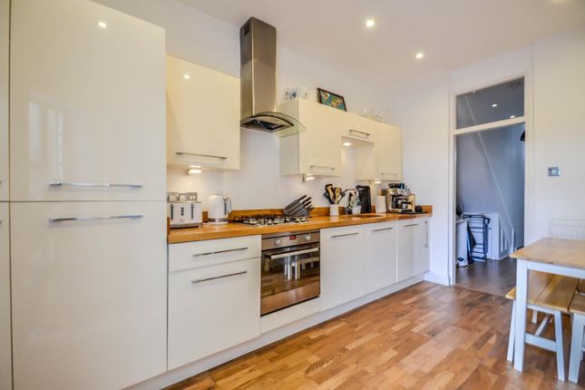 Flat for sale in Oakleigh Park Drive, Leigh-On-Sea