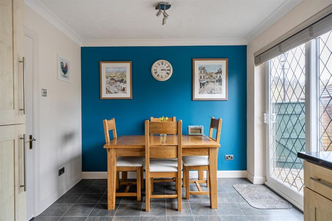 7, Thornleas Place, East Horsley photo 3