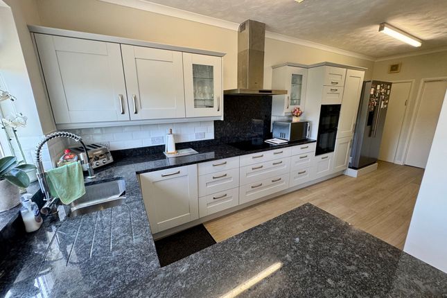 12 Ascot Road, Luton photo 2