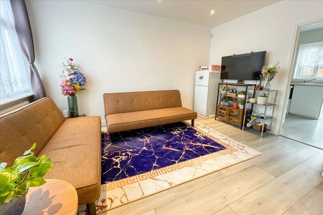 18, Guildford Avenue, Feltham photo 4