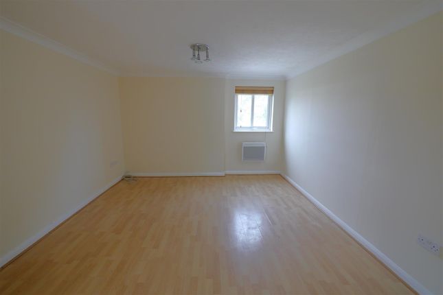 Flat 2, 20, The Parade, Pagham photo 4