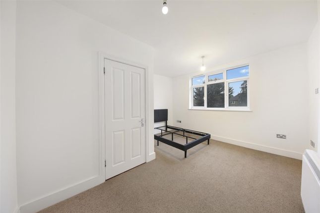 Flat E, Crantock Road, London, London photo 3