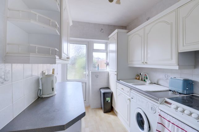 52, Spencer Road, Rainham photo 4