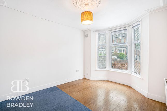 97 Leslie Road, London photo 3