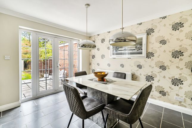 3, Lovells Close, Surrey photo 4