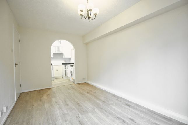 Flat to rent in Station Road, Redhill