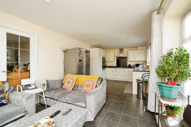 48, Swift Drive, Banbury photo 4