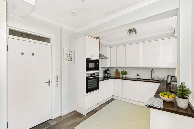 Flat 34, Cranmer Court, Whiteheads Grove, London photo 4