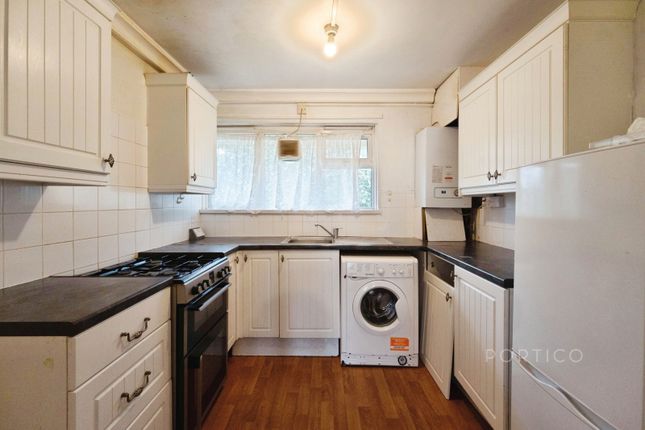 Flat 18, Hammond Court, Leyton Grange Estate, London photo 3