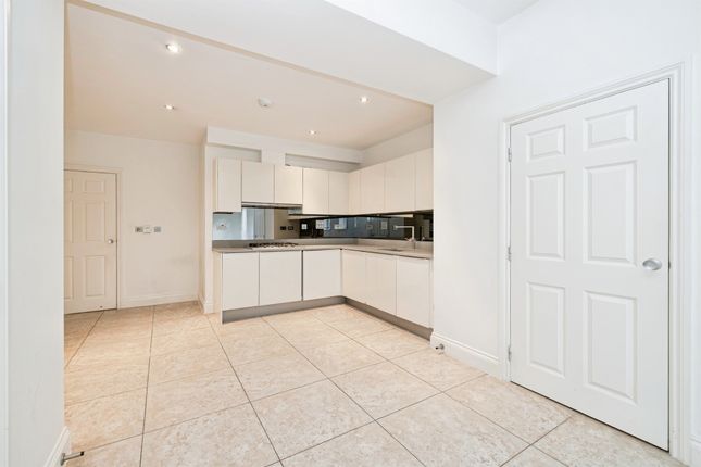 Flat 10, Windsor House, King Edward Place, Bushey photo 4