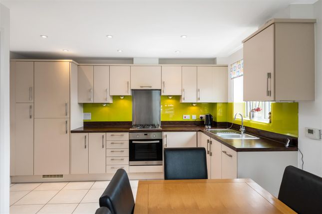 15, Field Bank, Horley photo 4