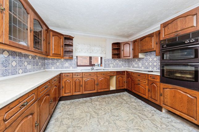 5, Vicarage Close, Carmarthenshire photo 3
