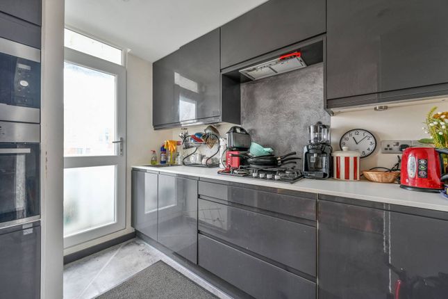 Flat to rent in Shaw Court, Clapham Junction, London