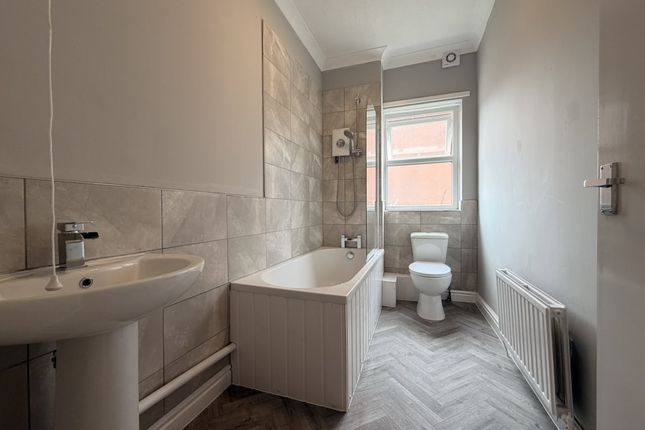 1-bed flat on Apt 4, 2, Acton Terrace, Swinley, £700/mo