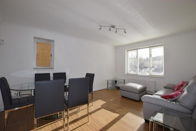 Flat to rent in Kensington Court, Grenville Place, Mill Hill