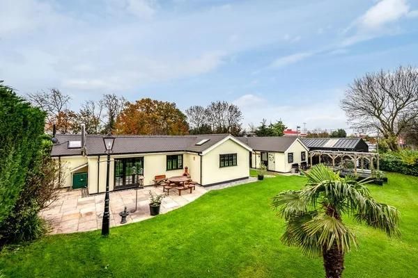 4-bed house on Raven Lodge, Little Warley Hall Lane, Brentwood, £900,000