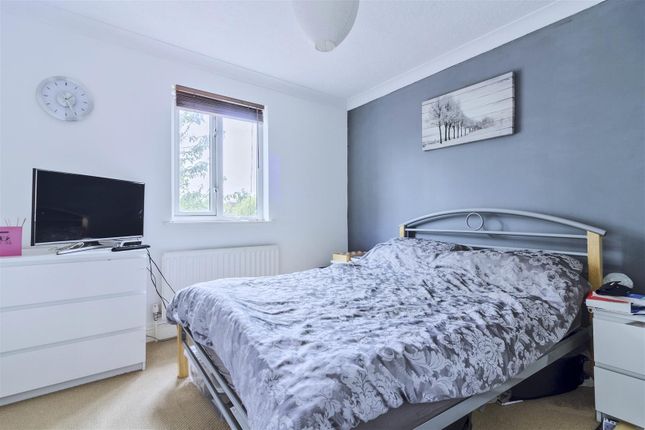 32, Squadron Drive, Worthing photo 4
