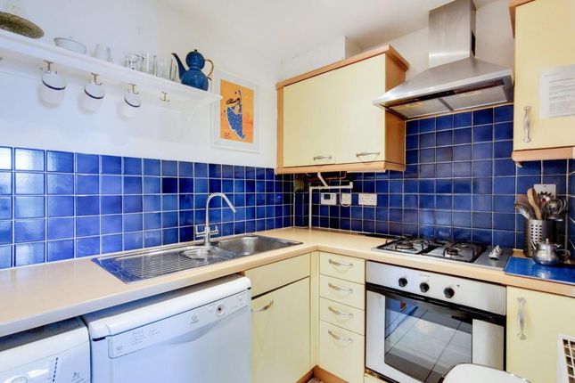 Room to rent in Barrier Point Road, London