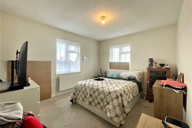 4, Buttercup Square, Staines-Upon-Thames photo 4
