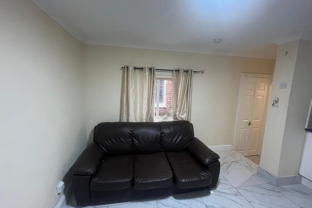 Flat 2, 89A Hammersmith Road, London photo 2