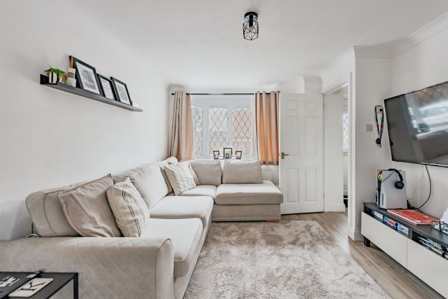 15, Brookview, Crawley photo 2