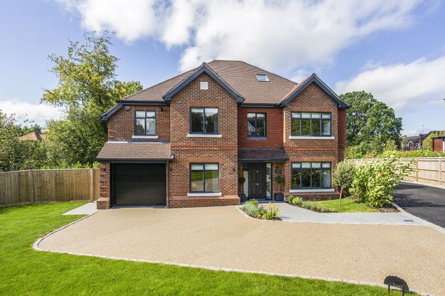 Thumbnail Detached house for sale in Kingsgate, Tadworth