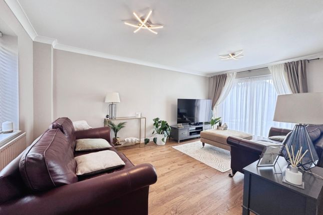 124, Churchfields, Southend-On-Sea photo 3