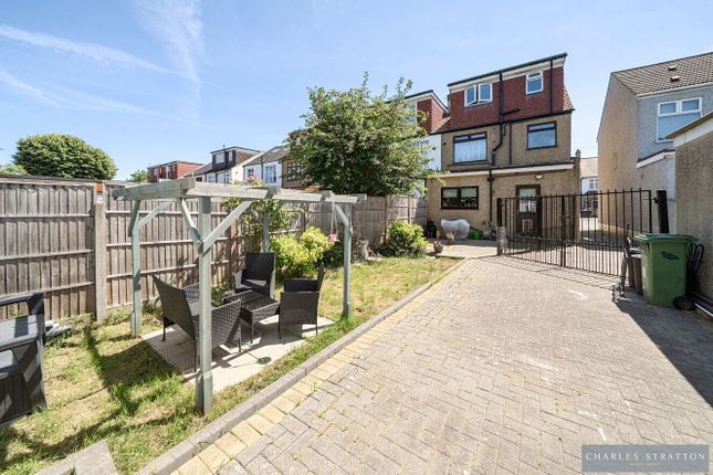 16 Lilac Gardens, Romford photo 2