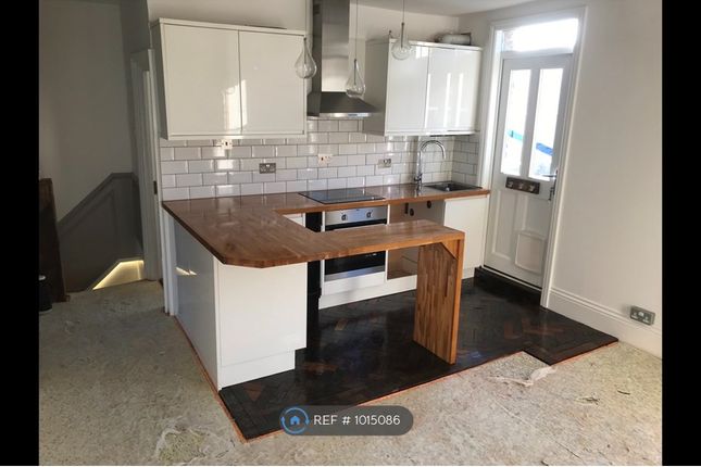 Thumbnail Flat to rent in Leighton Avenue, Leigh-On-Sea