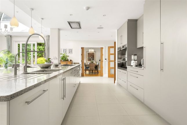 20, Albany Close, Surrey photo 4