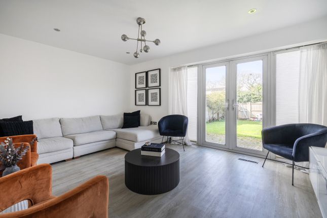 61, Ruddlesway, Berkshire photo 2