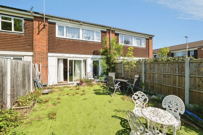 32, Neave Crescent, Romford photo 2