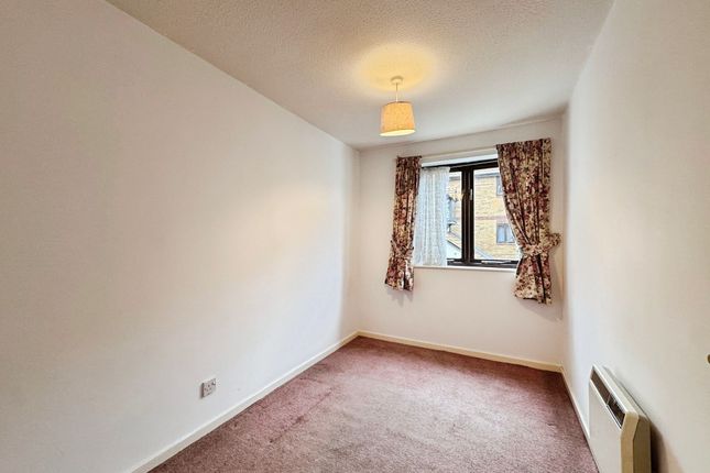 Flat 4, Chaffinch Court, London photo 4