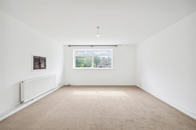 Flat to rent in Long Acre Court, Argyle Road, London