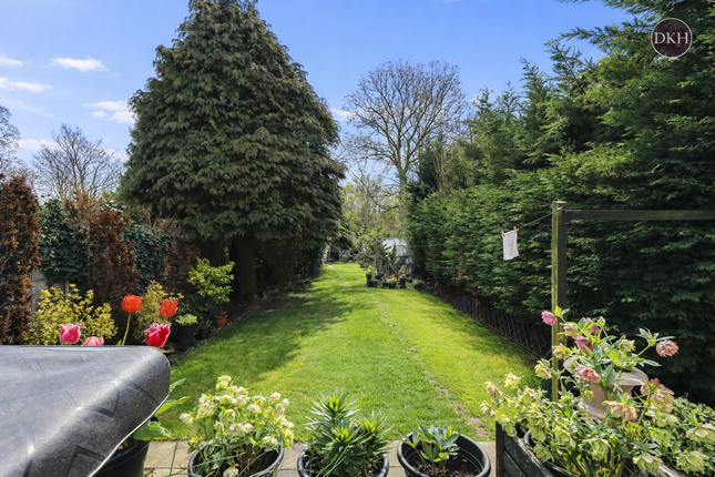 104, Woodmere Avenue, Hertfordshire photo 2