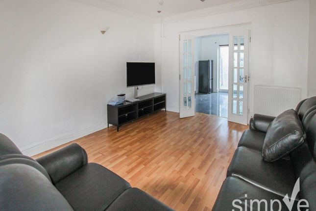 Carlyle Avenue, Southall Middlesex photo 4