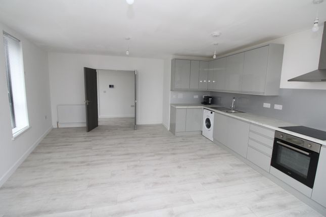 Flat to rent in Central Avenue, Welling