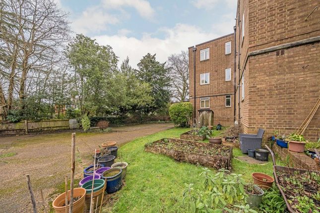 Flat for sale in Hook Road, Surbiton