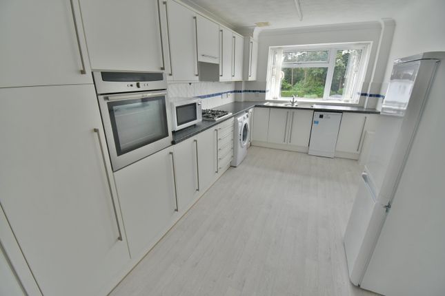 Flat 4 Gorselands Court, Glenmoor Road, Ferndown photo 2