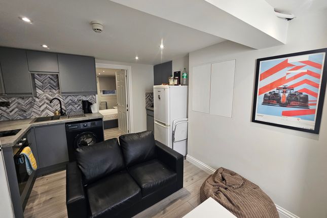 1-bed flat on Maidstone, £1,250/mo